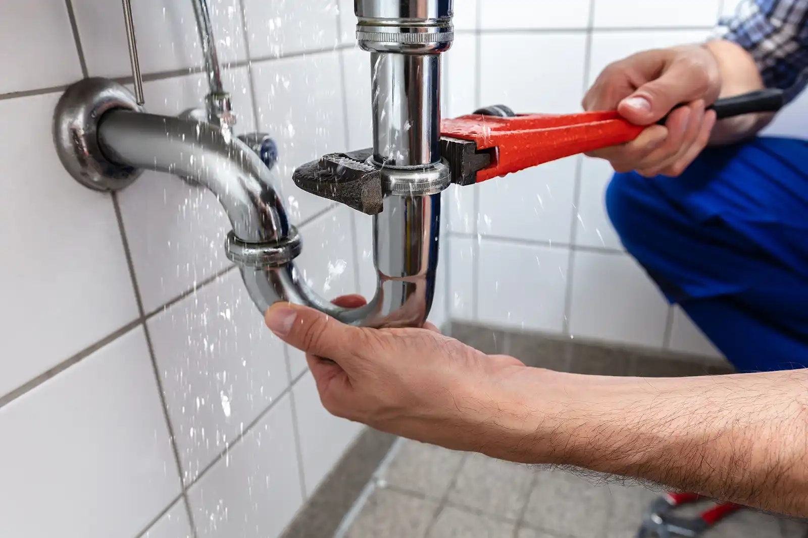 wrench leaking pipe